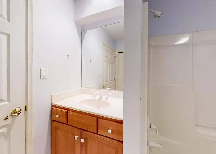 Holiday home Well-located With Partial Ocean Views Private Balcony Washer & Dryer Ac