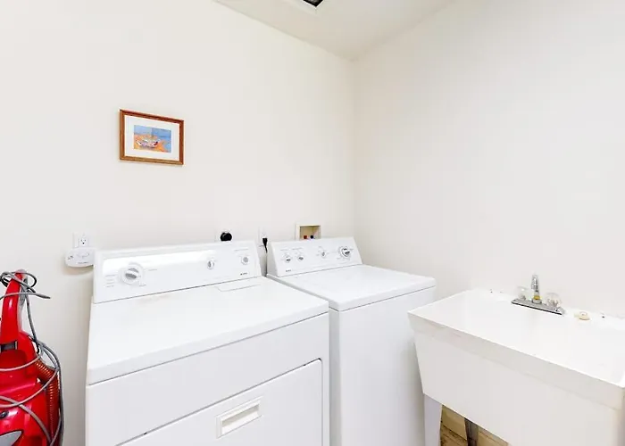 Well-located With Partial Ocean Views Private Balcony Washer & Dryer Ac