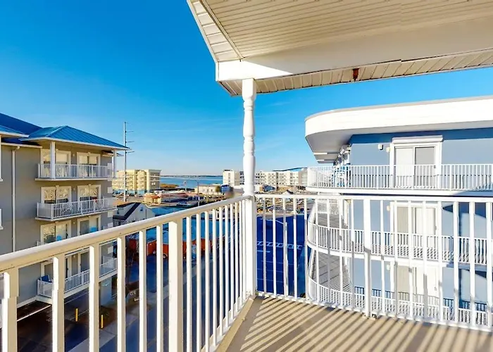 Well-located With Partial Ocean Views Private Balcony Washer & Dryer Ac Holiday home *