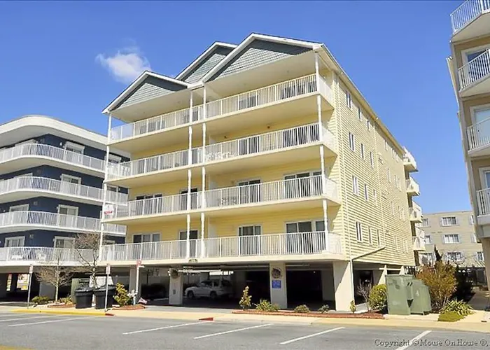 Well-located With Partial Ocean Views Private Balcony Washer & Dryer Ac Holiday home