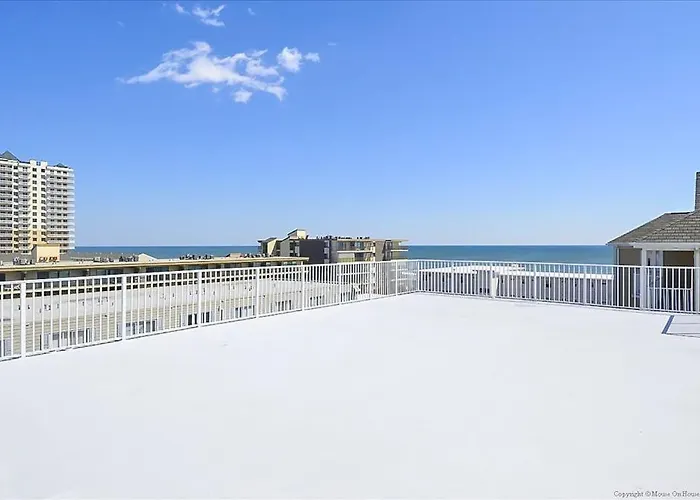 Well-located With Partial Ocean Views Private Balcony Washer & Dryer Ac Holiday home
